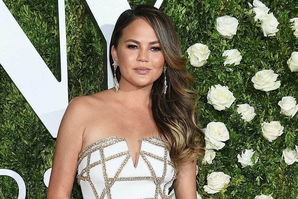 Chrissy Teigen Bowed Down to Beyonce & Called Her ‘My Queen’ at the Grammys