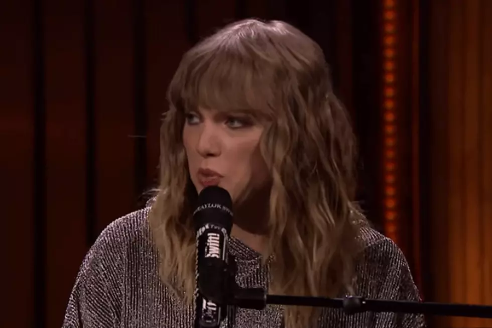 Taylor Swift Plays 'New Year's Day' in Surprise Performance