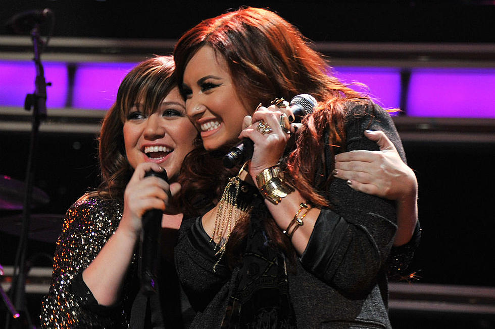 Kelly Clarkson, Demi Lovato Show ‘Voice’ Hopefuls How It’s Done on Season 13 Finale