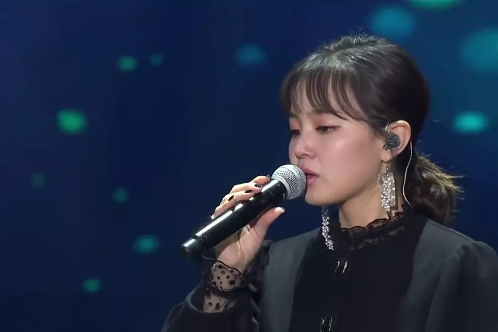 K-Pop Star Lee Hi Breaks Down in Tears During Jonghyun Tribute Performance