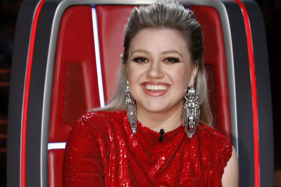 Kelly Clarkson Receives Her Bet from Blake Shelton