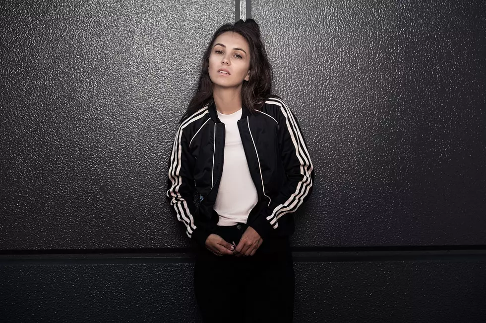 Amy Shark: Jack Antonoff ‘Made Me Sing in Falsetto’ on Debut Album (INTERVIEW)