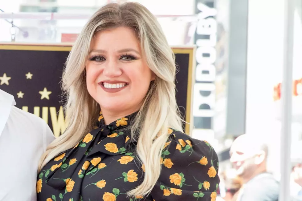 Kelly Clarkson Expertly Shades iHeartRadio With Savage Tweet
