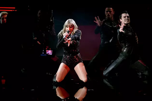Taylor Swift Slays the Stage With &#8216;I Did Something Bad&#8217; at 2018 American Music Awards