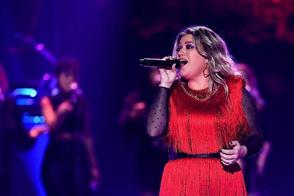 Kelly Clarkson Dazzles on ‘Greatest Showman’ Cover ‘Never Enough’