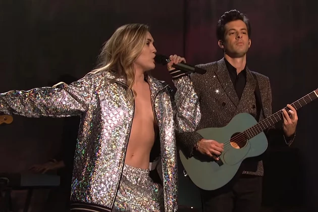 Miley Cyrus&#8217; Revealing and Empowering &#8216;SNL&#8217; Outfit: See the Best Twitter Reactions