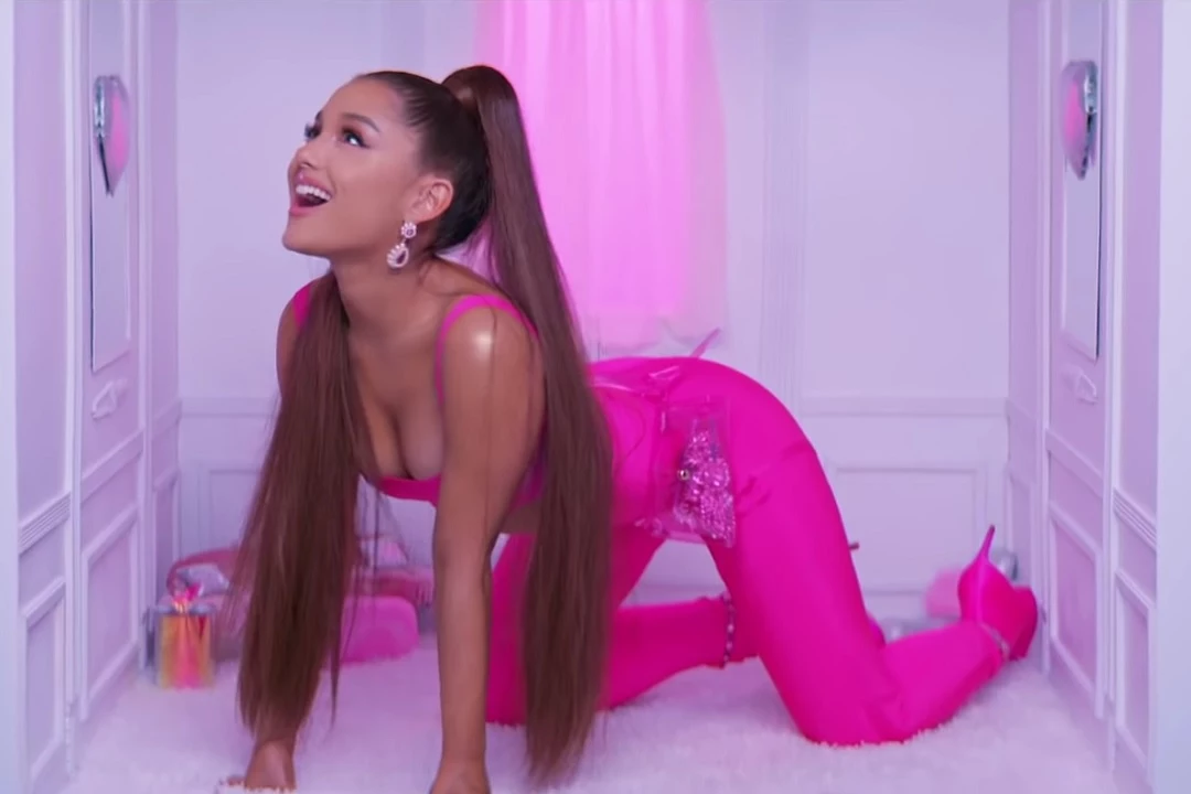 Ariana Grande Pussy Slip