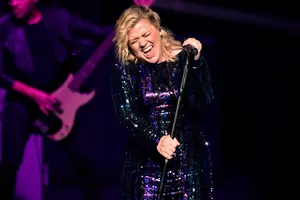 Kelly Clarkson Defends Singing Teenager from an Online Troll