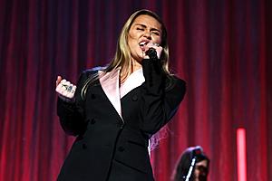 Miley Cyrus Backs #FreeBritney During Surprise Concert