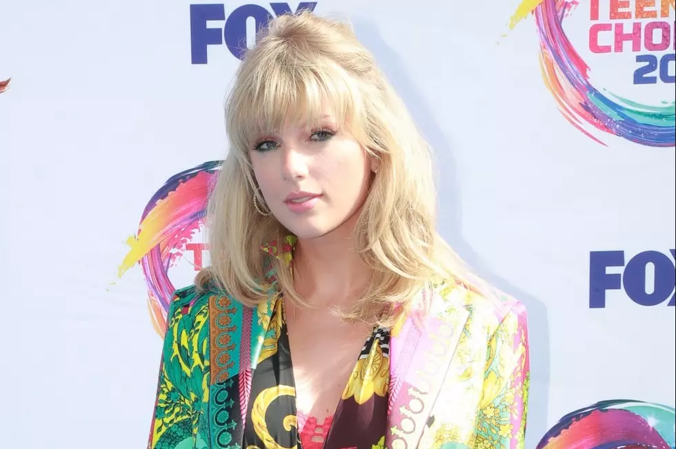 Taylor Swift Receives Teen Choice Icon Award and Announces ‘Lover’ Song Release