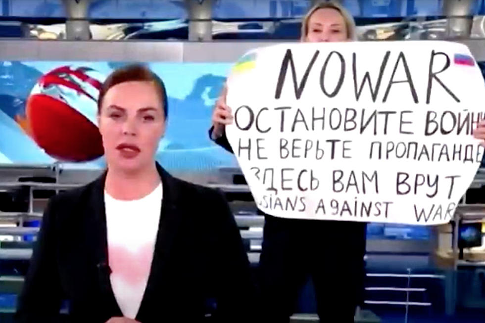 Russian TV Editor Interrupts Live Broadcast to Protest Putin&#8217;s War Against Ukraine