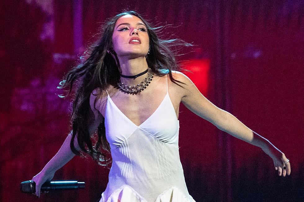 Olivia Rodrigo Stops Concert to Help Fan in Crowd: WATCH
