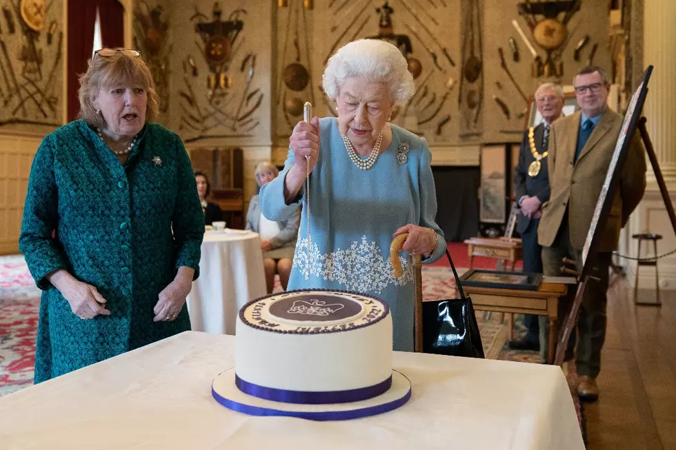 Baker Creates Eerily Realistic, Life-Size Queen Elizabeth Cake to Celebrate Platinum Jubilee (VIDEO)