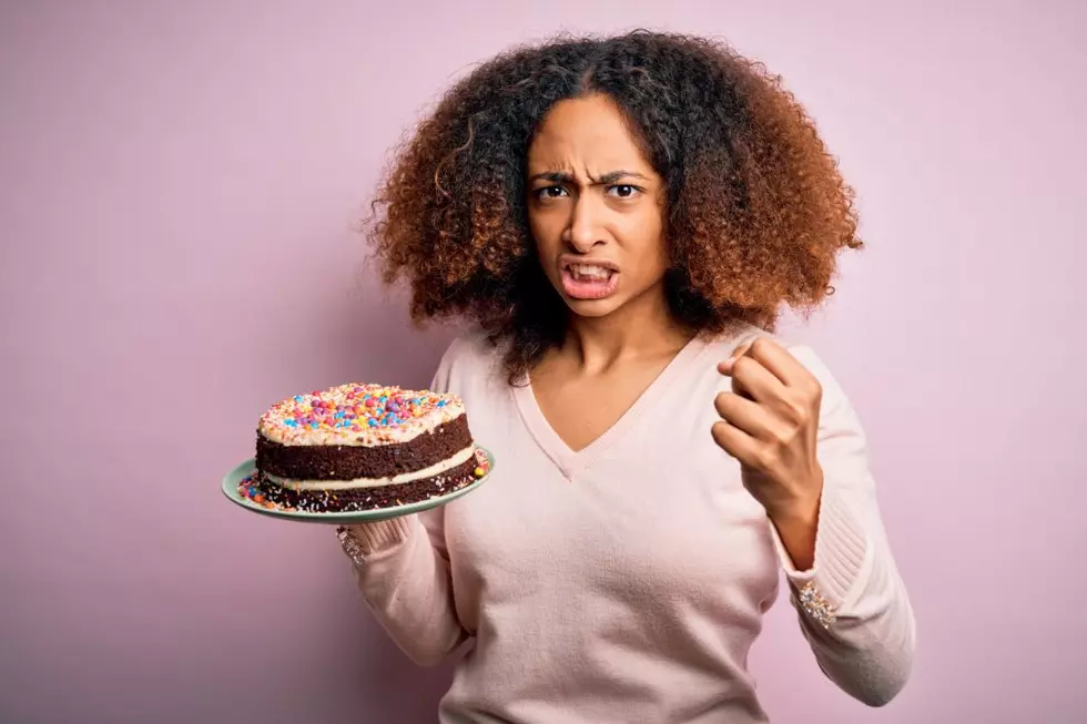Reddit Users Call Man’s Girlfriend ‘Insecure,’ ‘Immature’ for Telling His Ex Not to Bake Him Birthday Cake