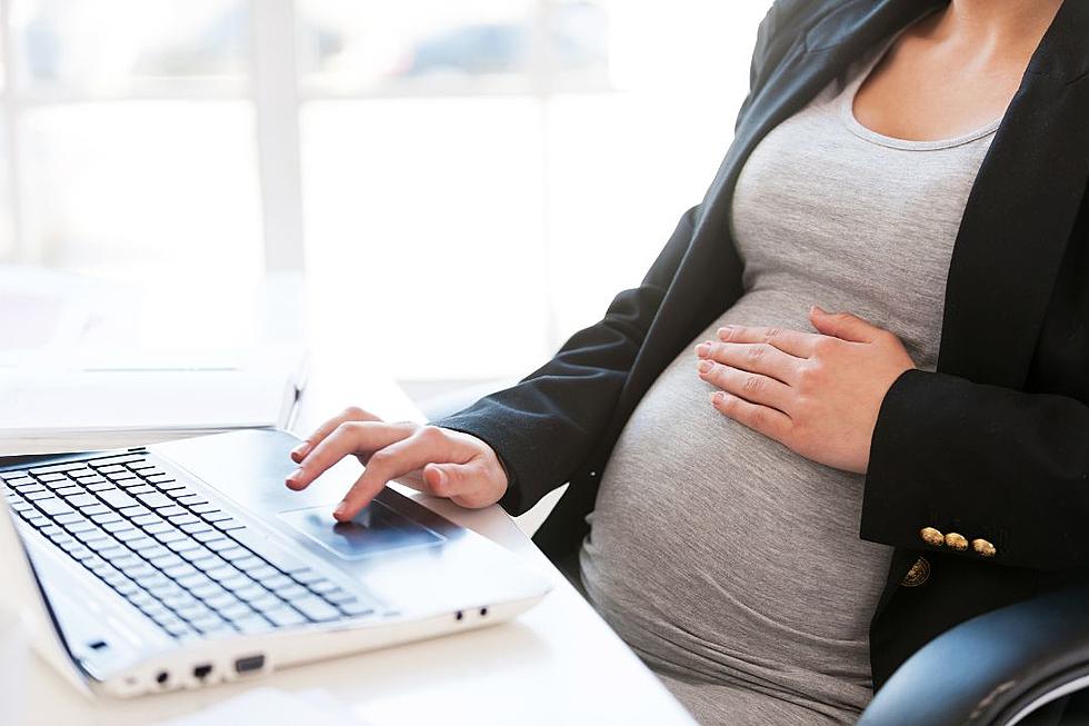 Internet Blasts ‘Ridiculous’ Boss Who Won’t Let Woman Eat at Her Desk to Stop Pregnancy Nausea