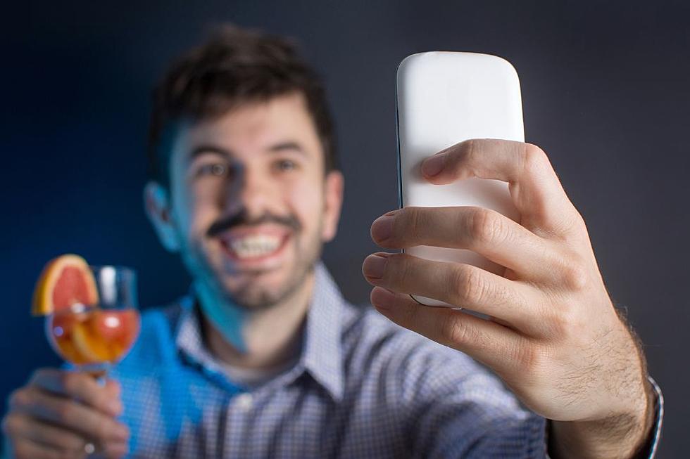 Man Slammed for Sending Wife ‘Drunk Selfie’ From Stranger’s Phone During Serious Family Emergency