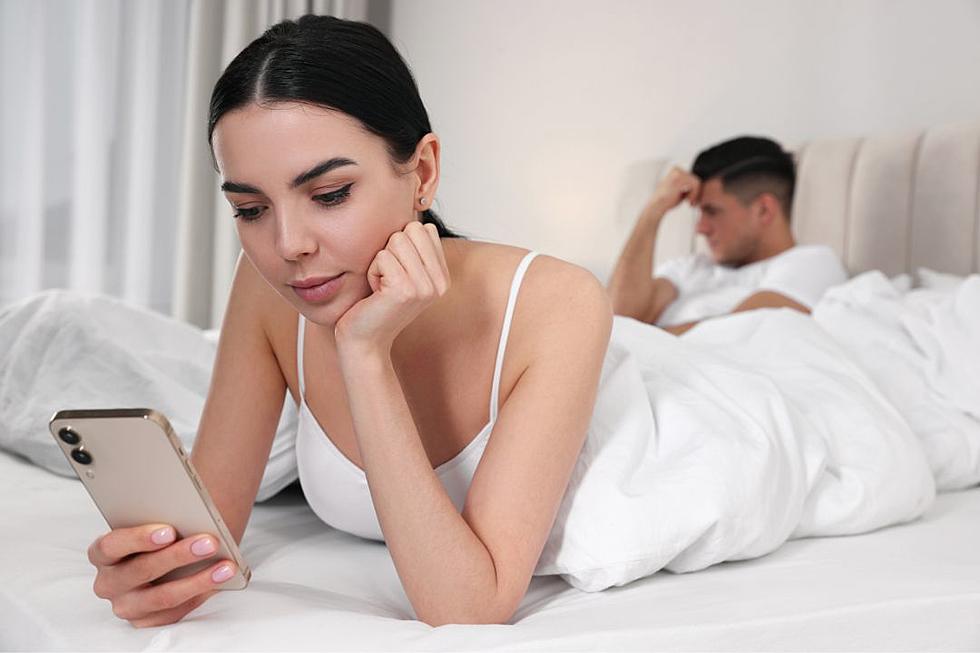 Man Regrets Suggesting Open-Marriage After Wife Receives 2,000 Tinder Matches in One Day