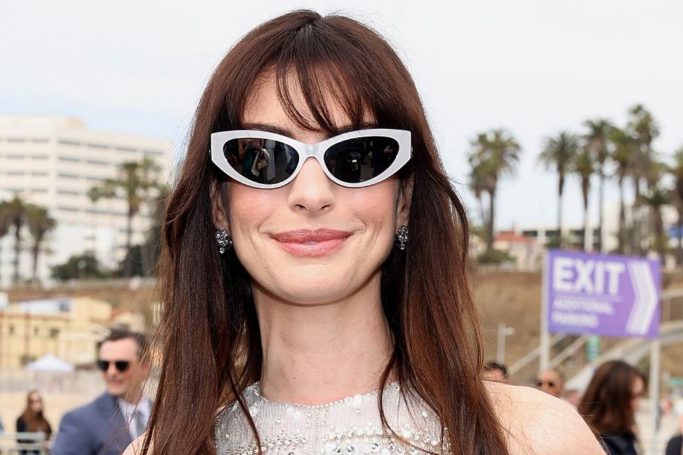 The Adorable Way Anne Hathaway Got a Group of Her Fans to Calm Down
