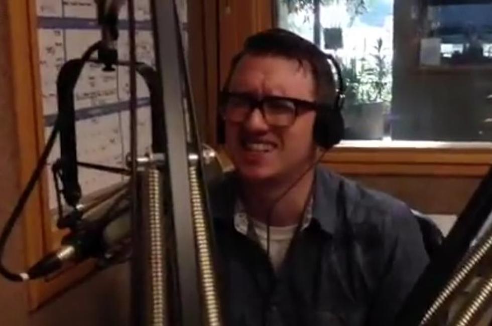 Studio Guest Sings His Karaoke Heart Out on Cover of Otis Redding’s ‘Sitting on the Dock of the Bay’  – Hot or Not?