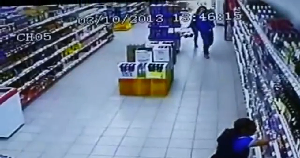 Liquor Store Shelf Collapse Caught On Store Camera [WOW VIDEO]
