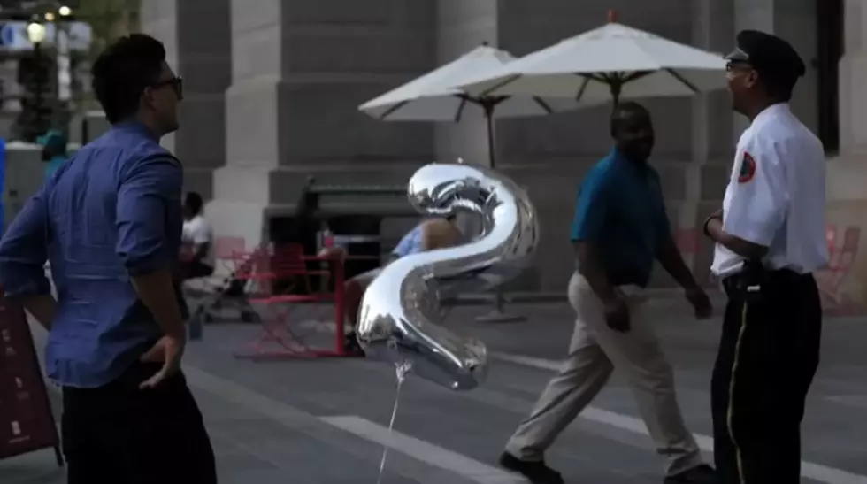 Guy Pranks People With A Balloon Shaped Like The Number 2 [OMG THIS IS FUNNY]