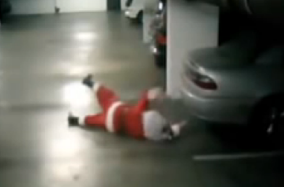 Santa Helper Had Too Much To Drink, Worst Santa Fail We Could Find On The Internet [VIDEO]