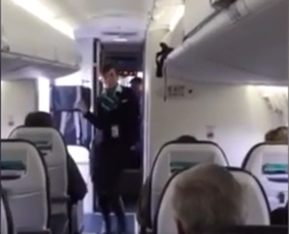 Flight Attendant Dances To ‘Uptown Funk’ [VIDEO]