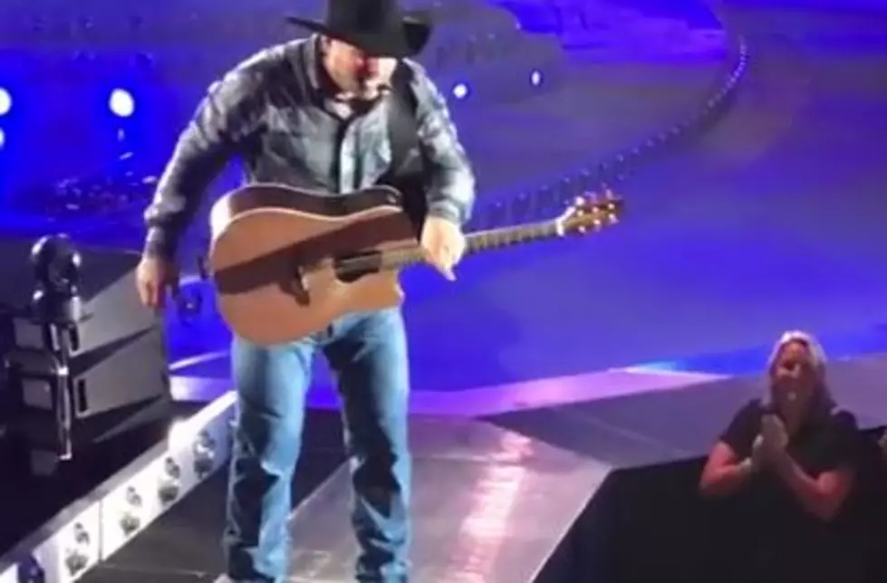 Garth Brooks Did It Again, Promises Lucky Couple In Audience An Amazing Gift Under One Condition [VIDEO]