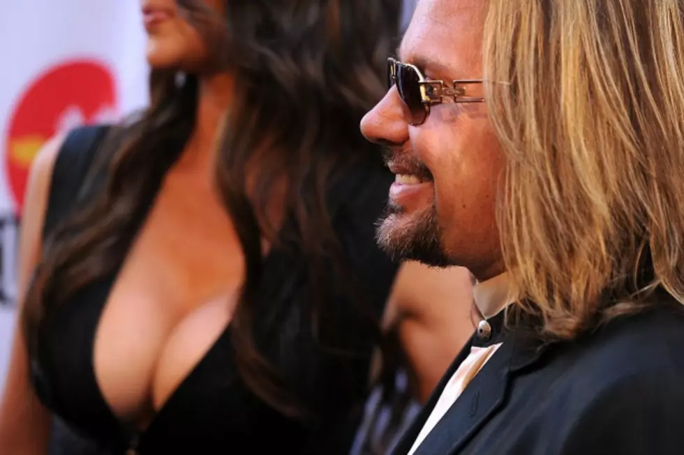 Vince Neil Teams Up with Hooters to Open New Vegas Sports Bar