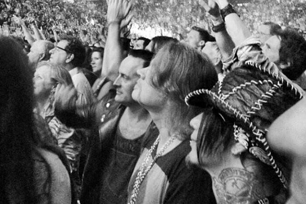 Guns N&#8217; Roses&#8217; Axl Rose + DJ Ashba Take In a Rolling Stones Show &#8211; Pic of the Week