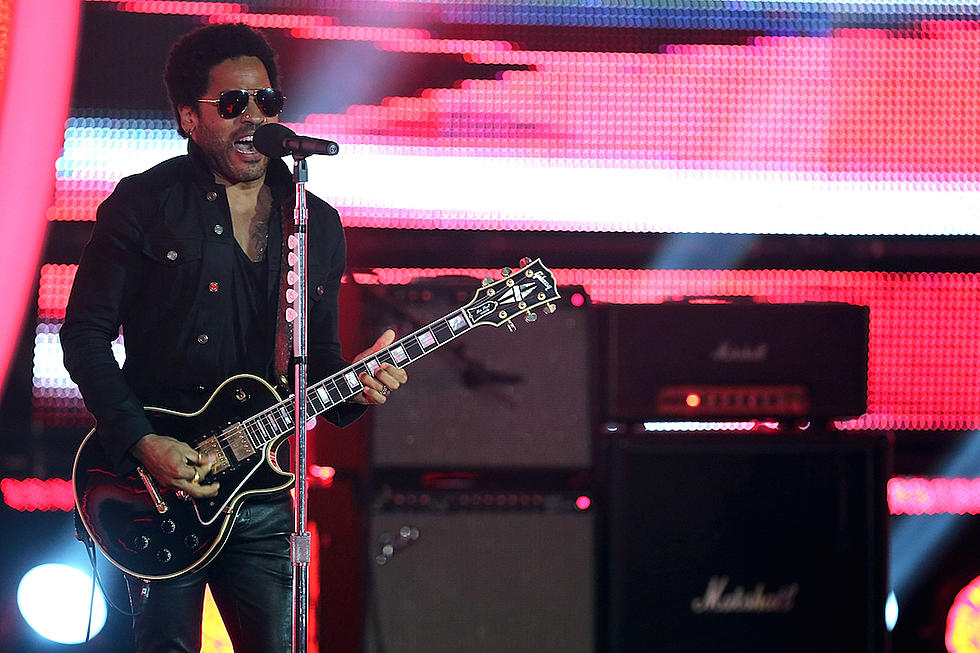 Lenny Kravitz Joins Katy Perry for &#8216;I Kissed a Girl&#8217; at Super Bowl