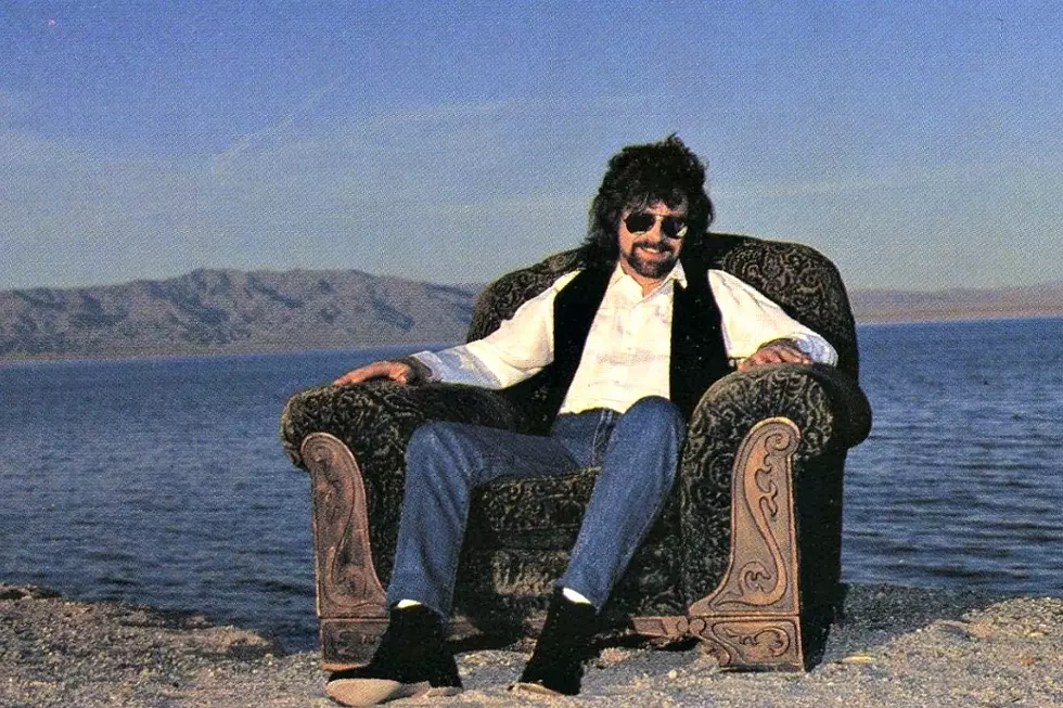 When Jeff Lynne Finally Released a Debut Solo Album, &#8216;Armchair Theatre&#8217;