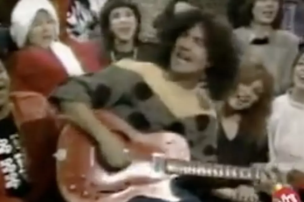 How Billy Squier Ended up Leading an On-Air MTV Holiday Singalong