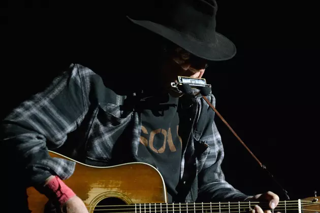 Detroit Audience Gives Neil Young a &#8216;Rough Night&#8217;