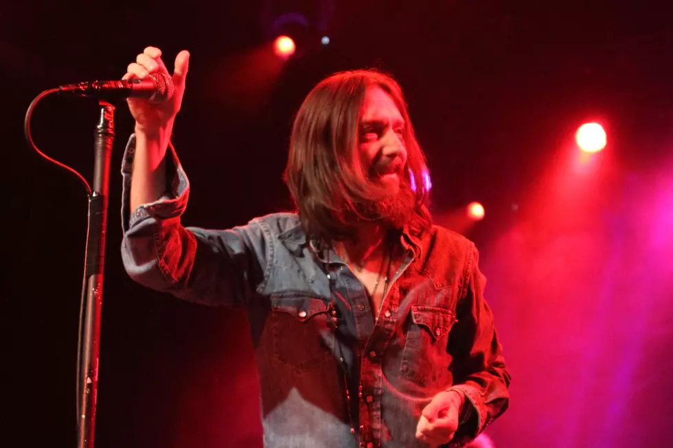 Chris Robinson Pleas for Quiet at Black Crowes Acoustic Concert