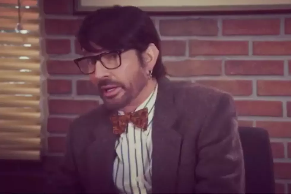 Watch Tommy Lee Play a College Professor on ‘The Goldbergs’