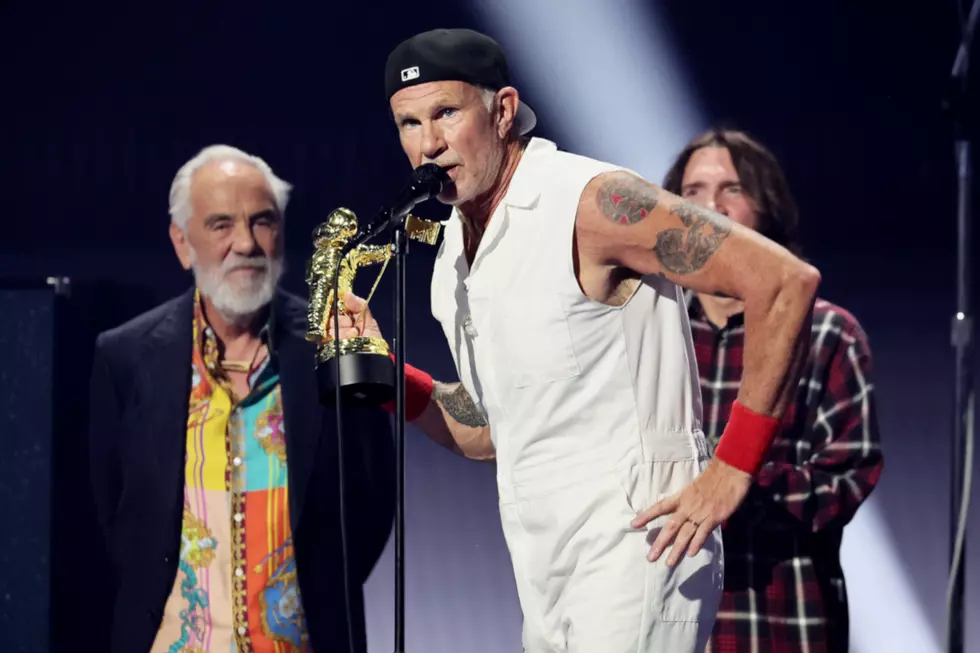 Red Hot Chili Peppers’ Chad Smith Honors Taylor Hawkins at VMAs