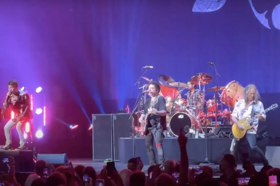 Watch Metallica’s Kirk Hammett Jam With Journey Onstage