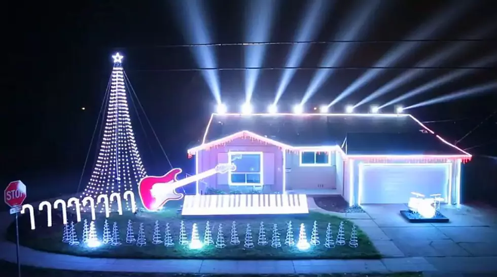 Star Wars Themed Christmas Light Show Is Exactly What You Need To Get In The Christmas Spirit [Video]