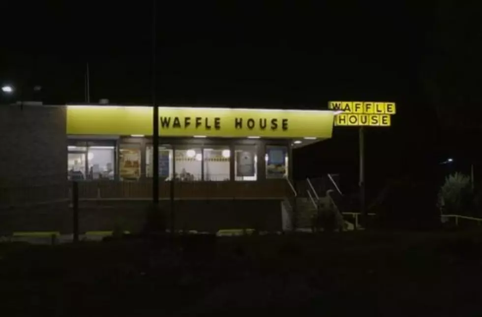 Celebrity Chef Eats At Waffle House For The First Time [Video]