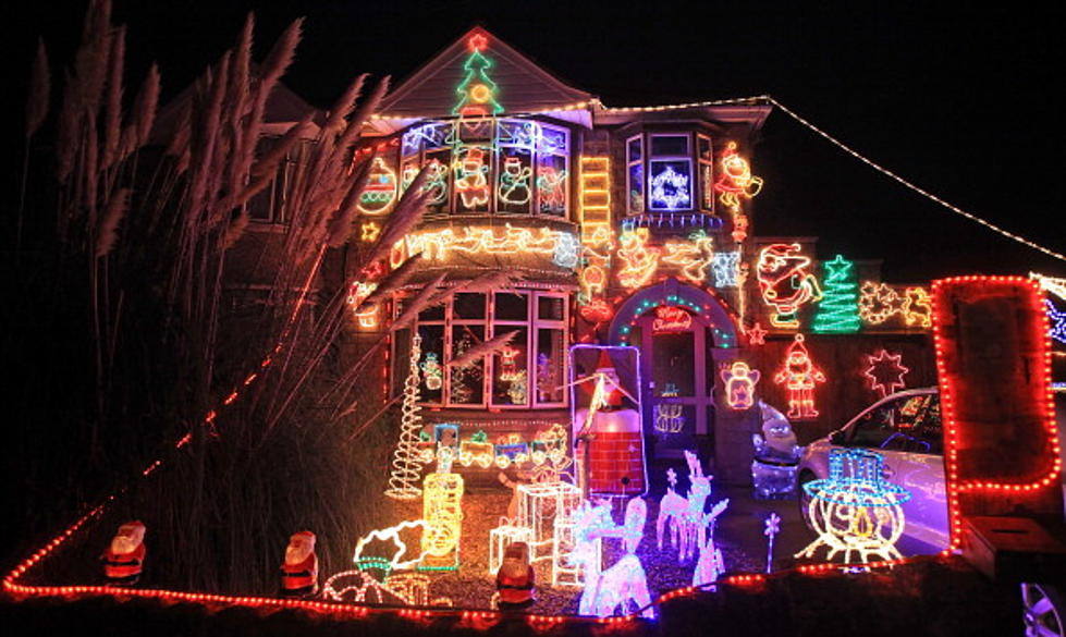 Spectacular Christmas Light Shows Set to Music [VIDEO]