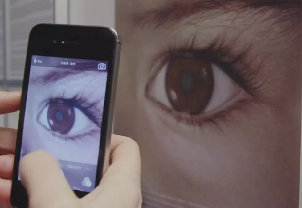 You Can Use The Camera On Your Phone To See If Your Child Has Signs Of Eye Cancer [Video]