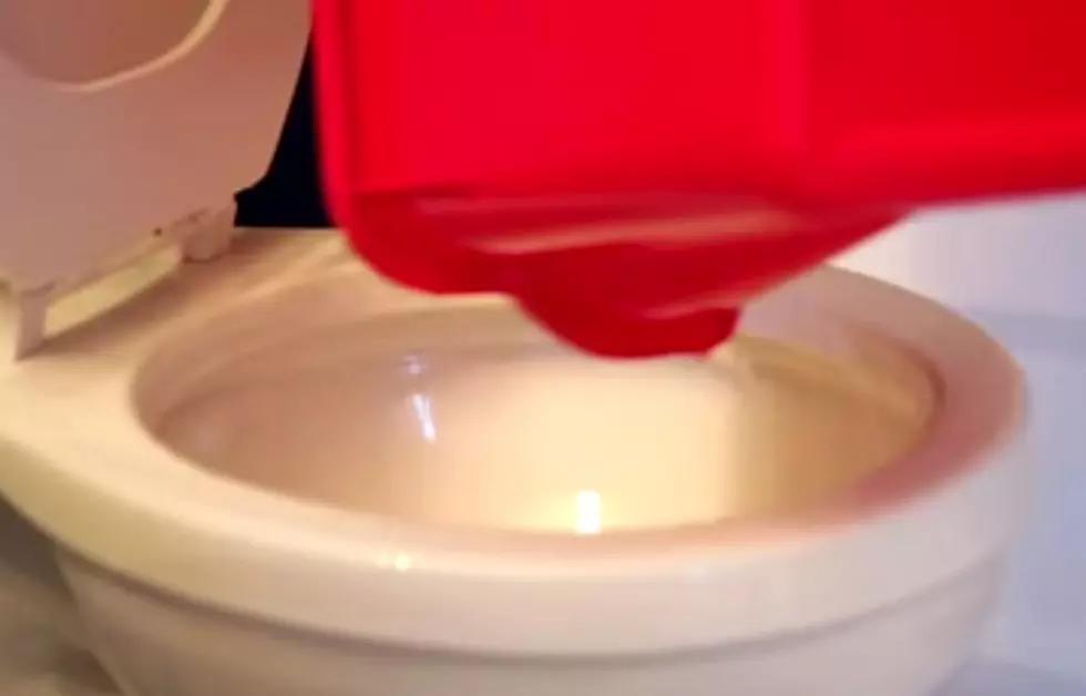 Here’s An Easy Way To Unclog Your Toilet Not Using A Plunger [Video]