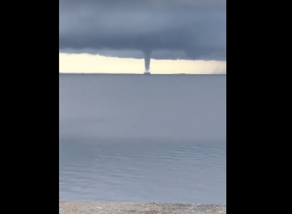 Huge Waterspout [Video]