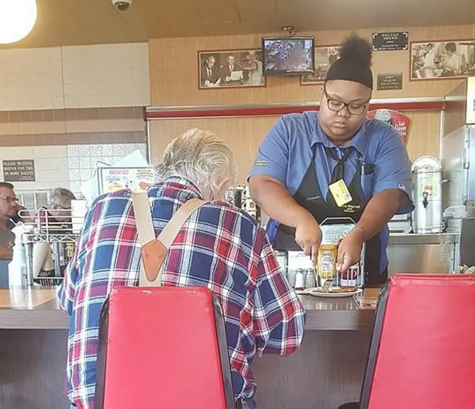 Teenage Waitress Touchingly Cuts Up Food For Elderly Customer And Receives A Big Surprise [Video]