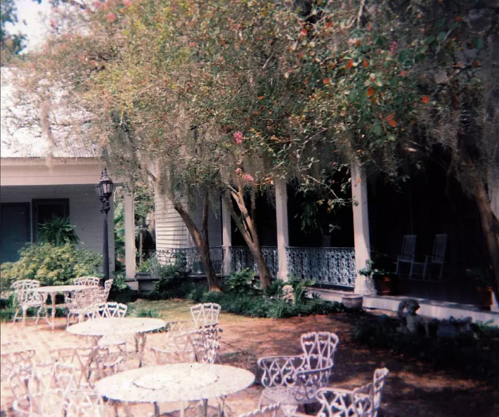 Could This Picture Shows a Ghost at The Myrtles Plantation?