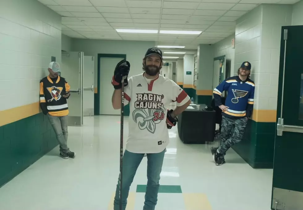 Thomas Rhett Wears Multiple Ragin’ Cajuns Shirts/Hats in Funny Tour Announcement Video