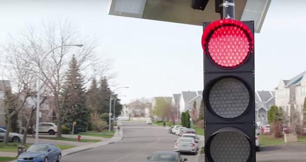 New Traffic Light Tested - Won't Turn Green if You Speed