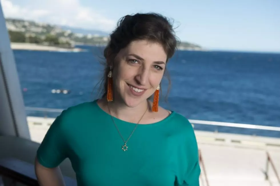 &#8216;Blossom&#8217; Star Mayim Bialik Hospitalized After Terrible Car Accident, May Lose Finger