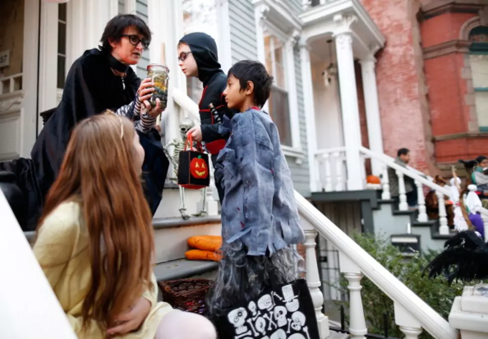 Lady Hands Out Letters To Overweight Children Instead Of Halloween Candy [VIDEO]